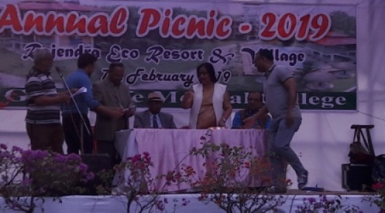Prize  giving ceremony of the picnic